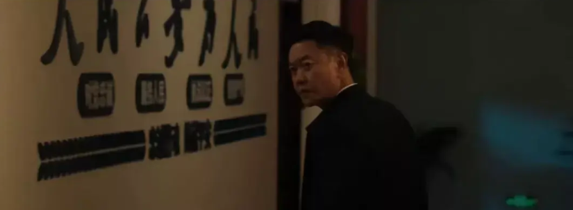 大家发现没有？《以法之名》的镜头感绝了！就许局回头这个镜头，一下子就明白了许