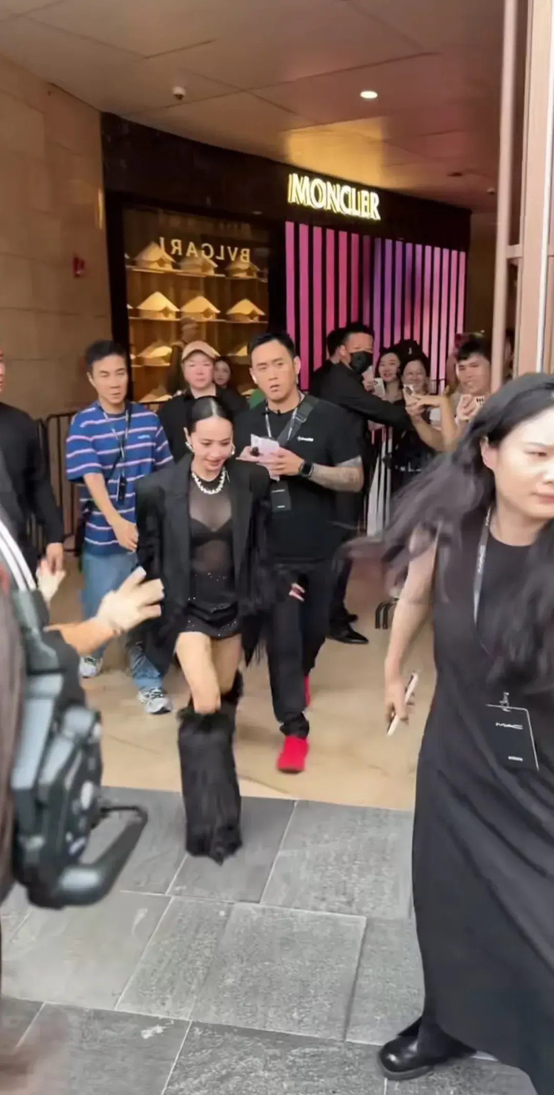 蔡依林，热不热先不说，这样的身材比例，穿个大西装，配这样的长毛靴，是要表达与众不