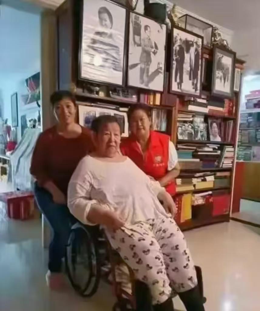 这张照片让人泪目！这是李讷晚年的照片，仔细看墙上挂着的，是爸爸毛泽东和妈妈江青的