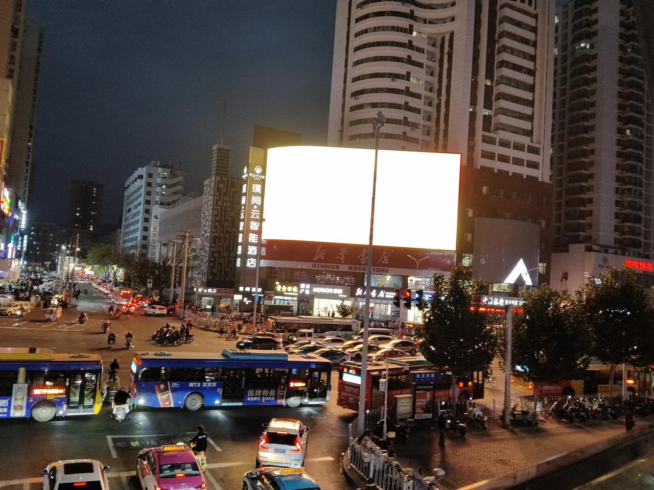 晚上去了一趟兰州西站，这个地方呢，非常的繁华又热闹。