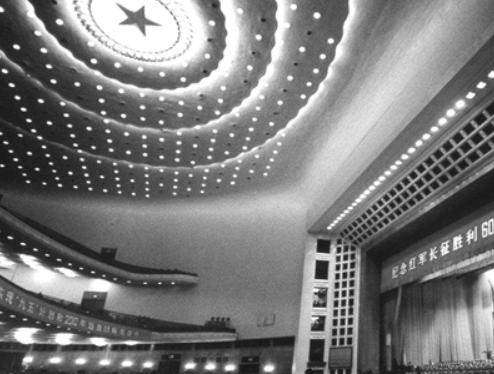 1959年，耗时不到一年建成了人民大会堂，毛主席视察时，指着天花板，笑着追问：
