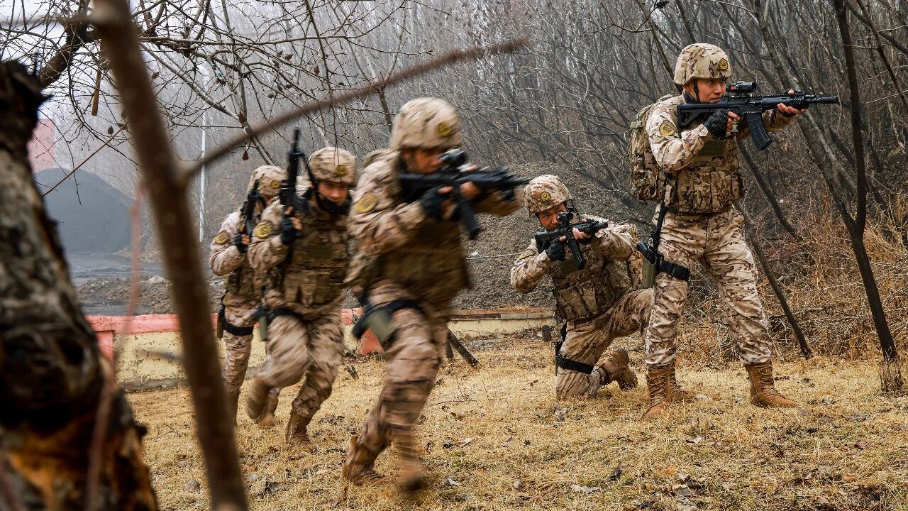 武警辽宁总队某特战大队依托复杂地形和自然环境组织官兵专攻精练实战化小组战术（中国