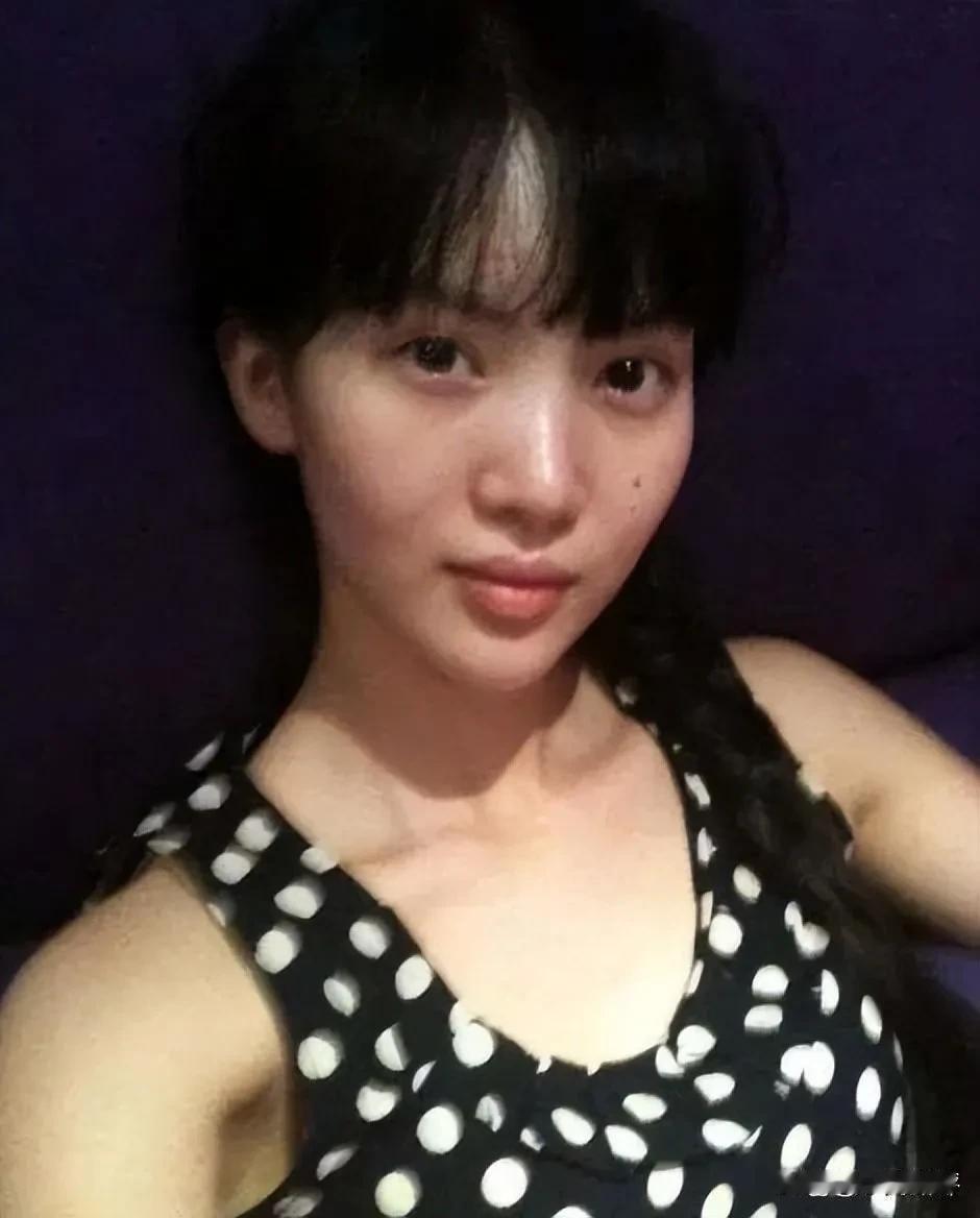 金晨出道前的照片。那时候她的青涩模样和现在确实不太一样，她19岁刚拍《七种武器之
