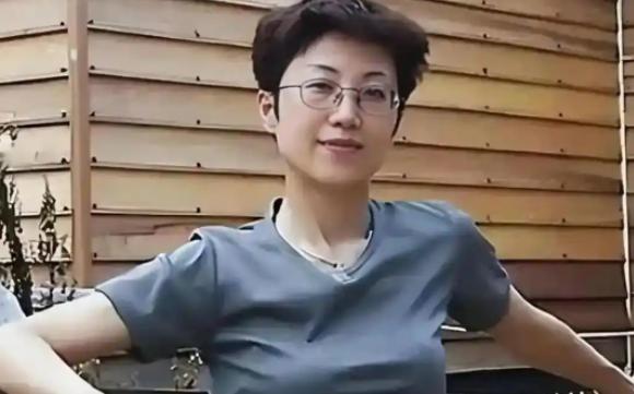 2026年初春，北京首都机场国际出发大厅，一名持美国绿卡的中年女性偕同丈夫与五岁