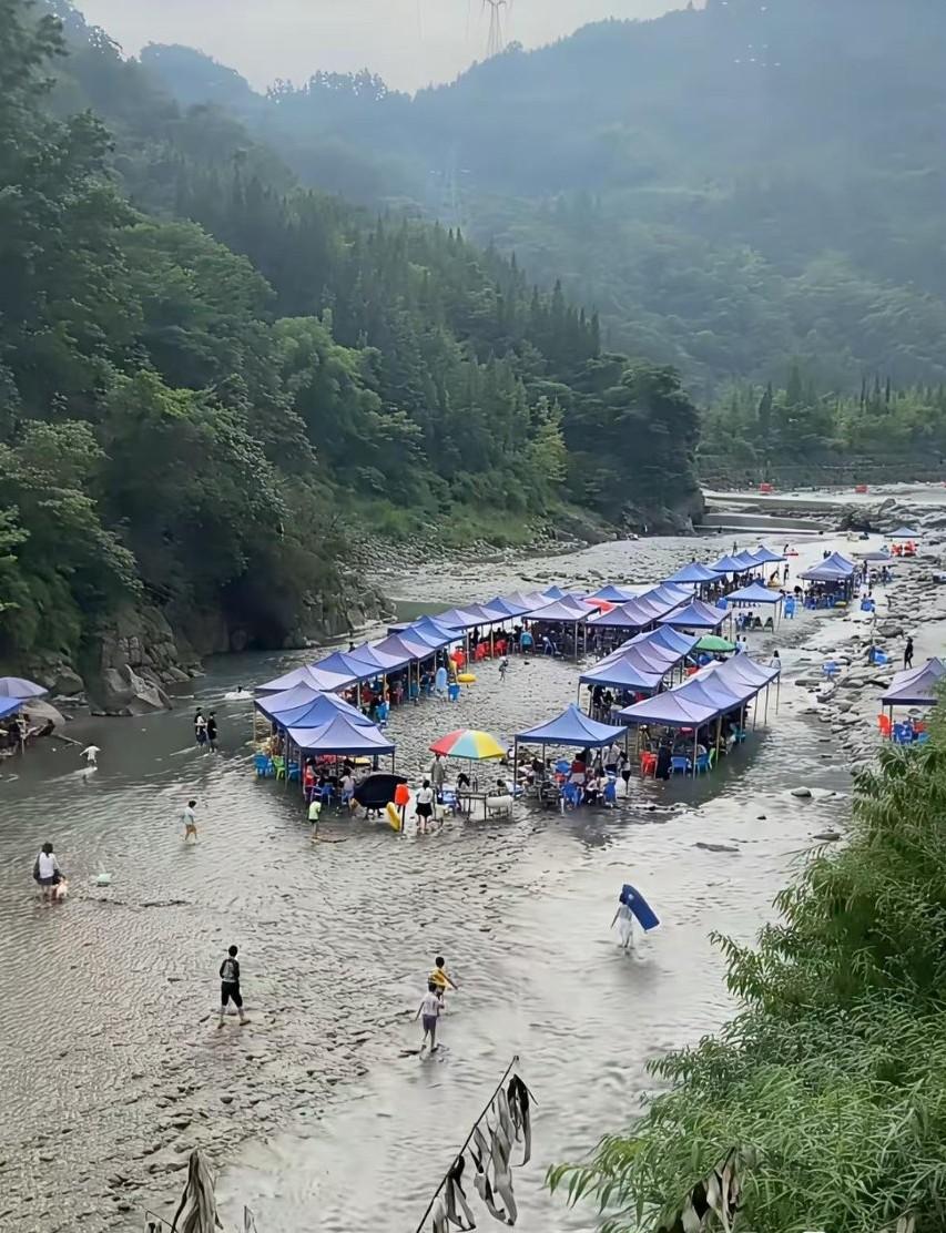 在古代，要是有将军如此安营扎寨，回去怕是脑袋不保。可如今呢，竟有无数人跑到河道