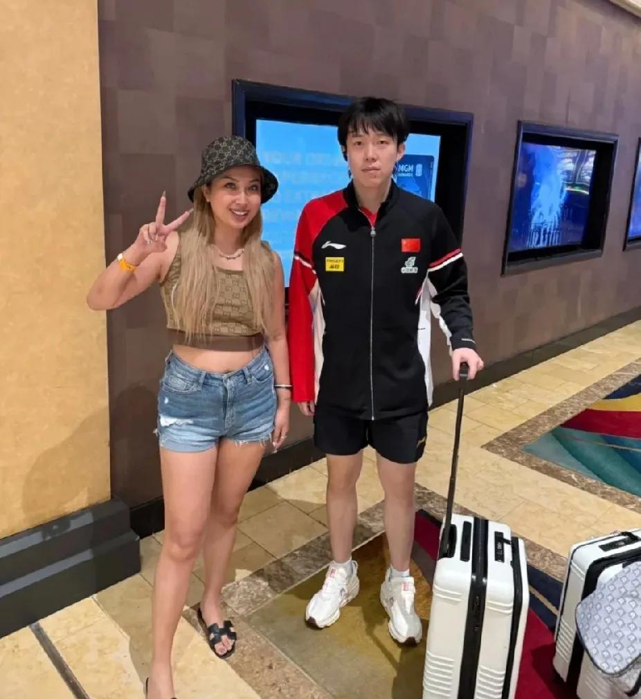刷到王楚钦和美女的合照啦~咱“头头”一脸严肃，仿佛在认真执行“被迫营业”任