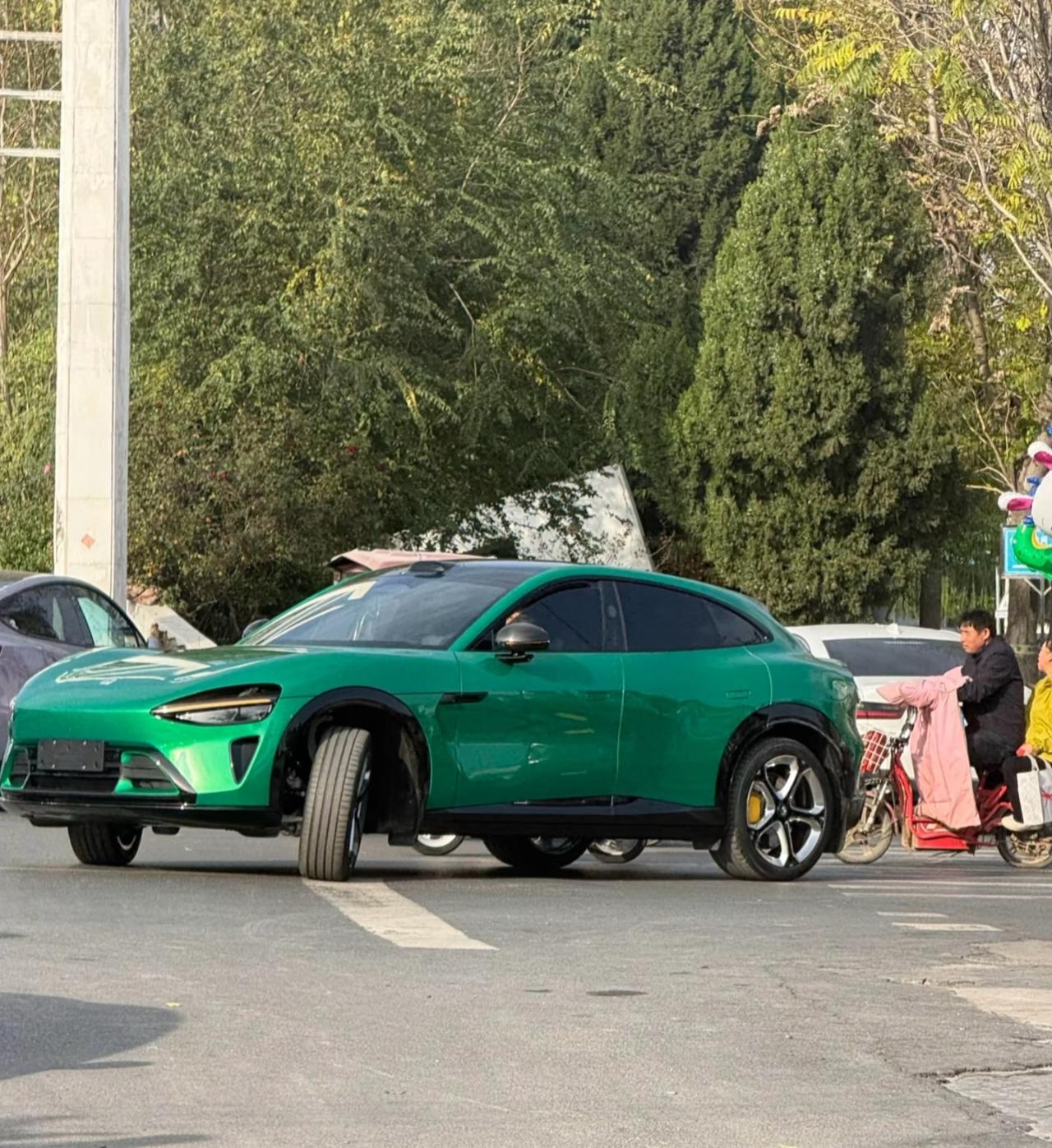 好歹也是20万的车配了一个共享单车的胎虽然轮胎细可以滚动惯量，有助于提高续航。