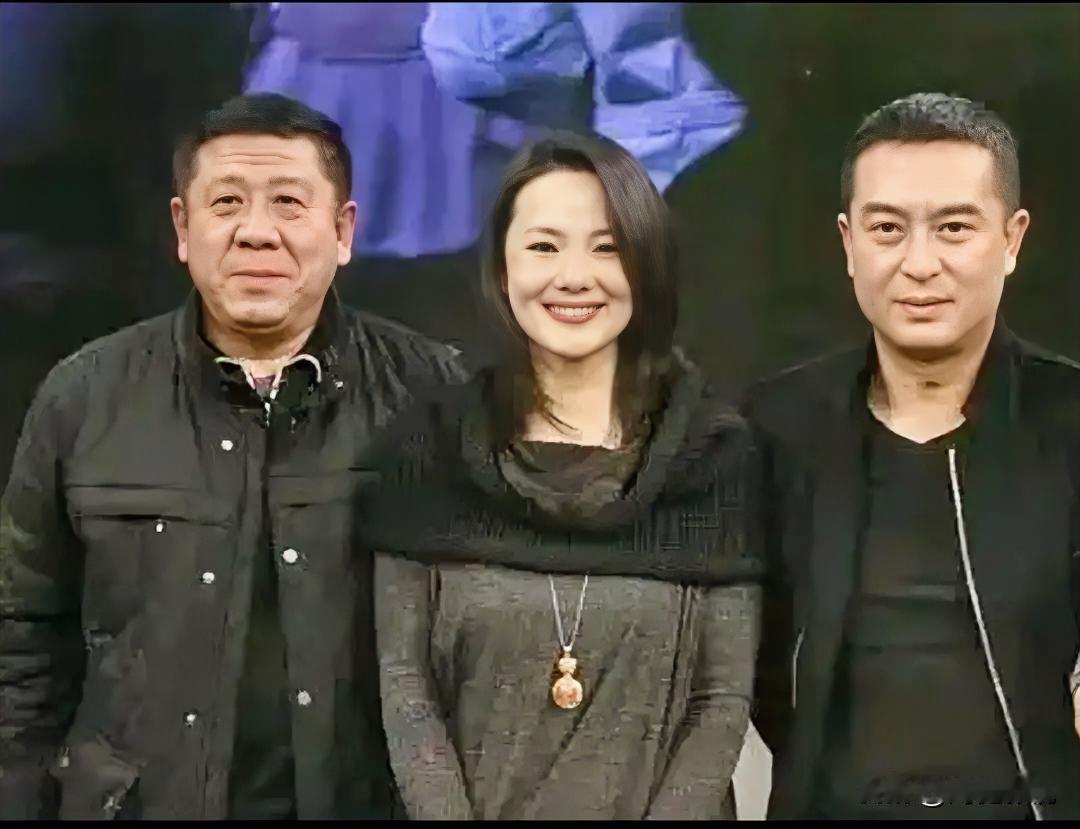 仔细看，左边是气色盈和的著名演员程煜，右边是目若朗星，气宇不凡的张嘉译，两位都是