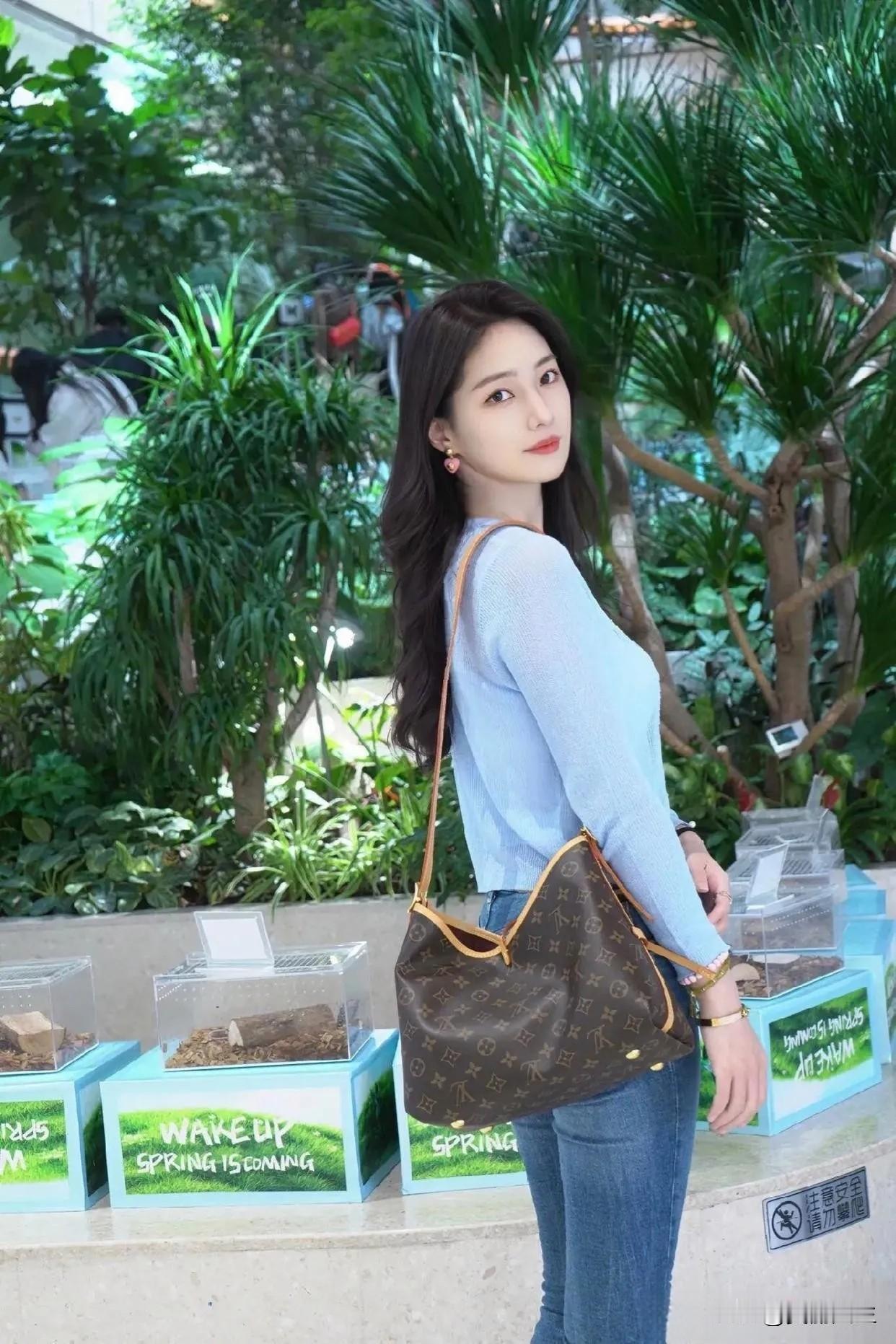 浪漫很简单，可以是一排梧桐是一把长椅，是一辆W1314公交🚌是西湖的最美转