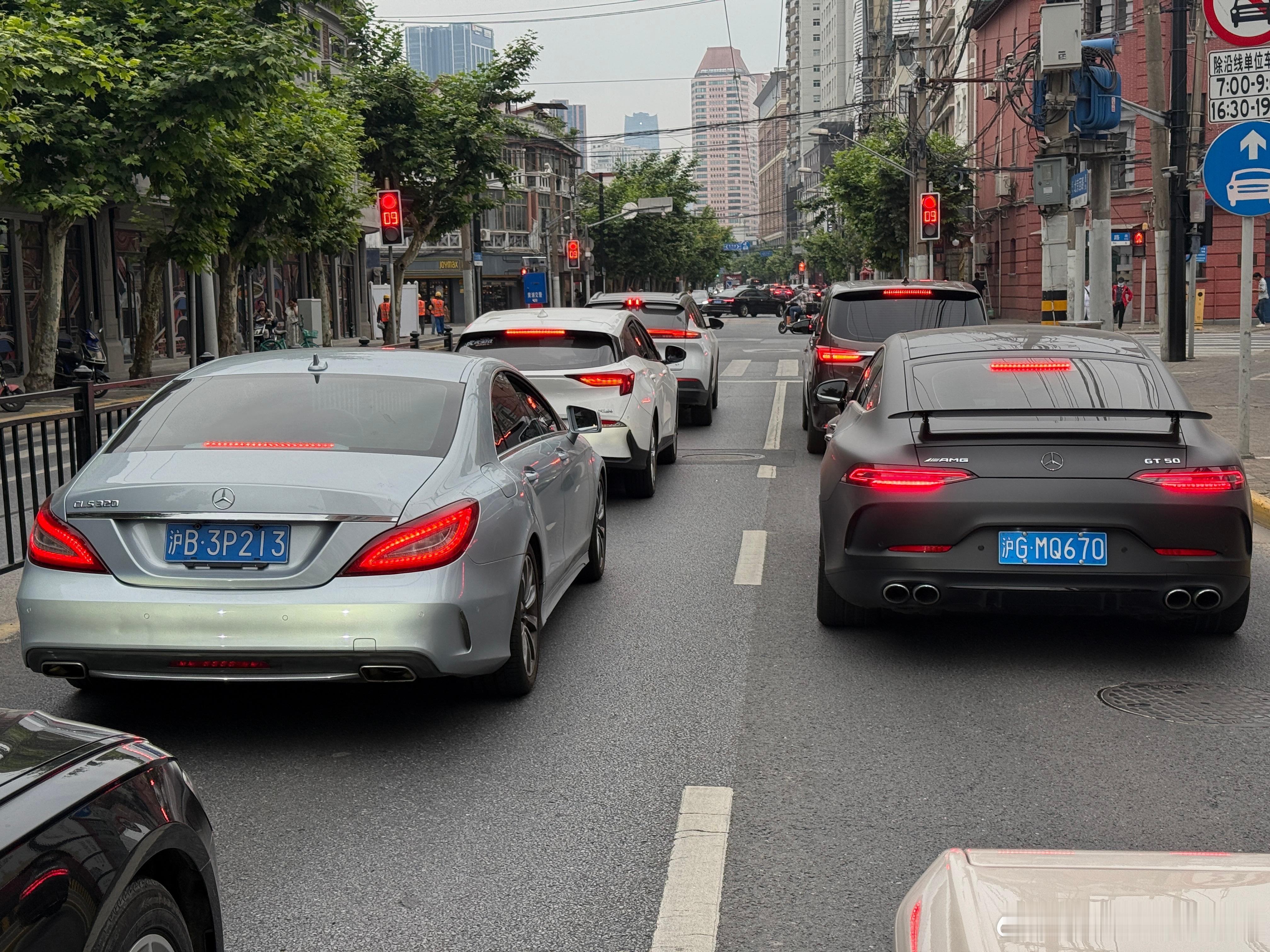 两辆不同时代的奔驰四门Coupe我选左边，你们选哪边？​​​
