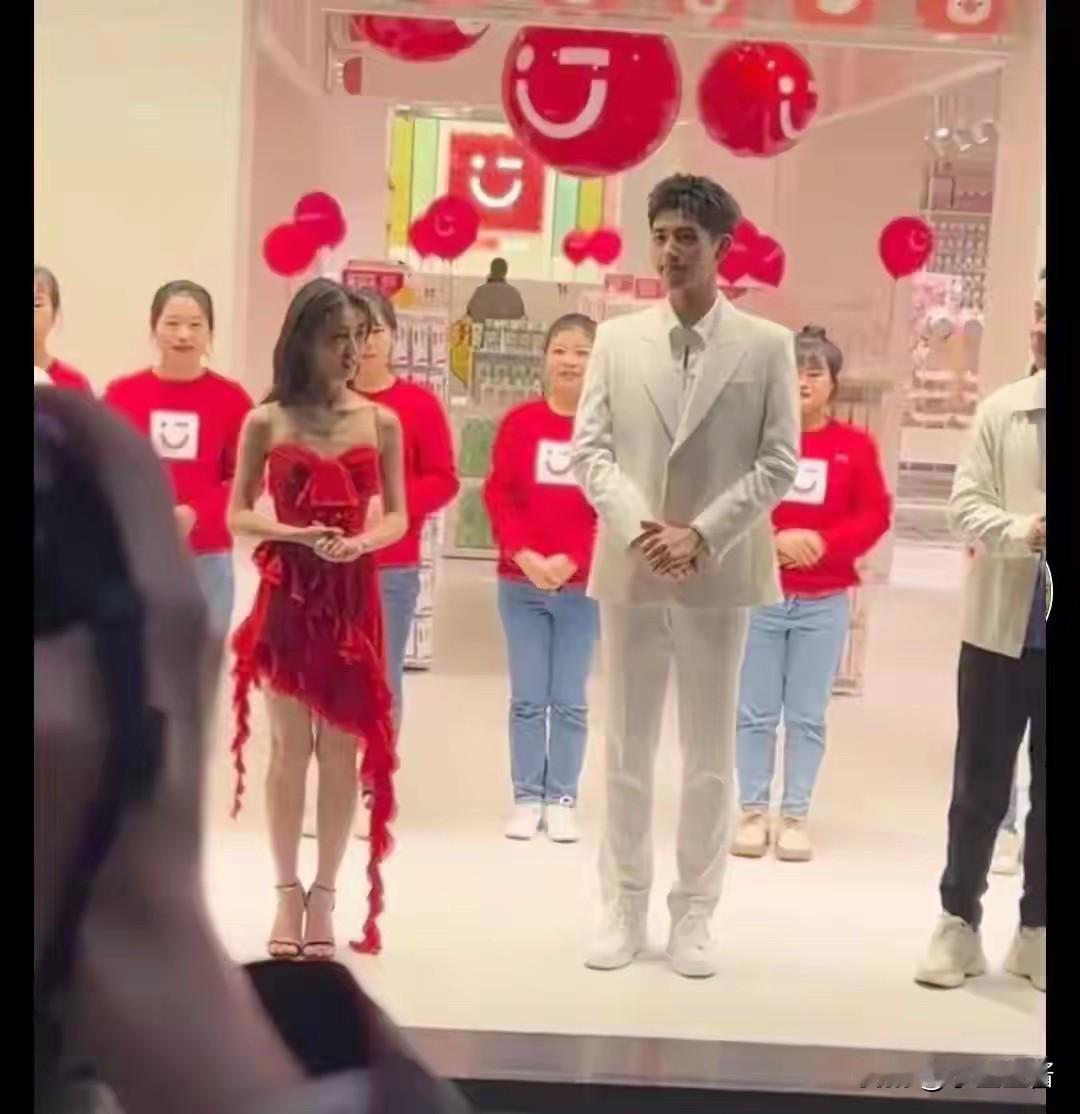 乖乖，第一次见这么矮的女明星[捂脸哭]24岁的张子枫，官方身高1米60，没想到