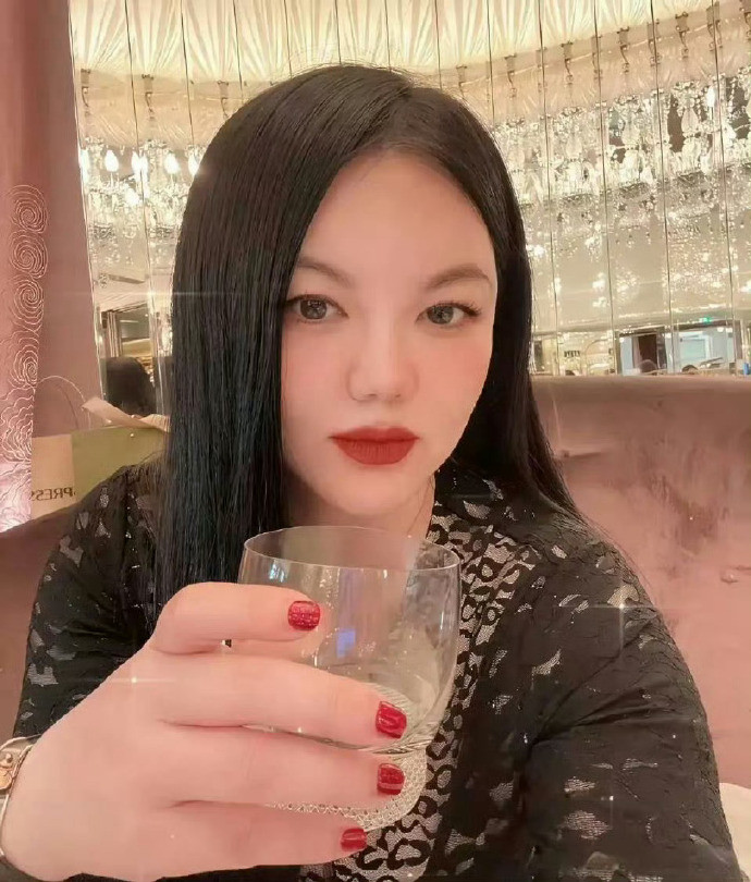 李湘连掌纹都打上码了！果然有钱人在意的东西就是多