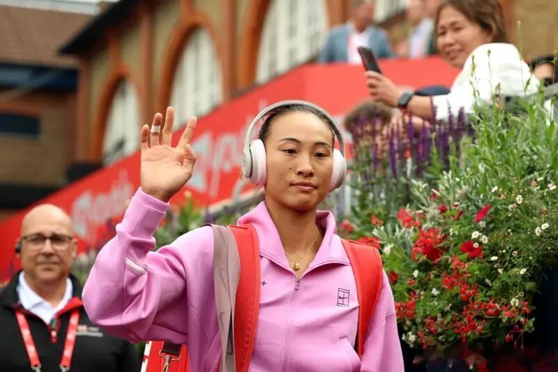 WTA诺丁汉签表郑钦文首轮对阵萨卡里首轮对阵萨卡里，第二轮可能要对阵吉布森，可
