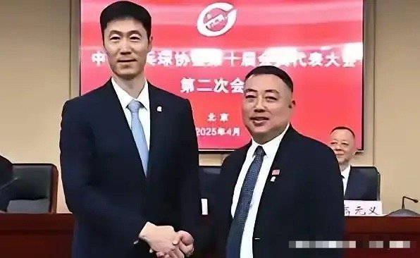 自年初国乒竞选各岗位教练以后，国乒退步最明显的男队员有林诗栋，黄友政，向鹏。女队