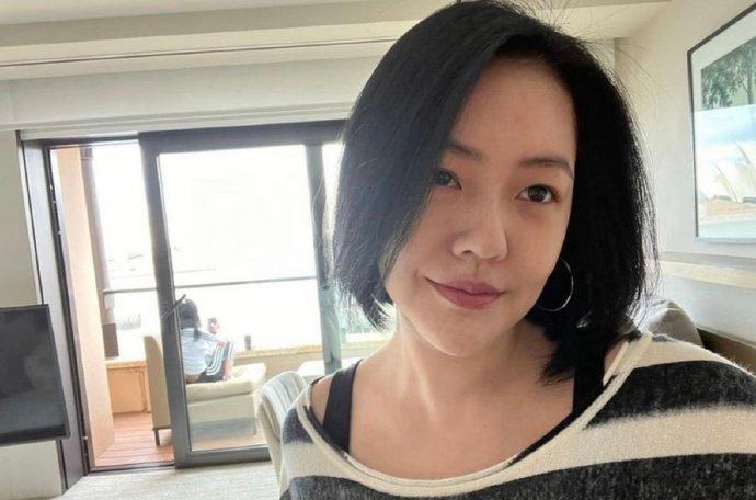 当聚光灯在舞台上亮起，我已能预见小S从容迈步的模样。刹那间，如潮水般汹涌的掌声将