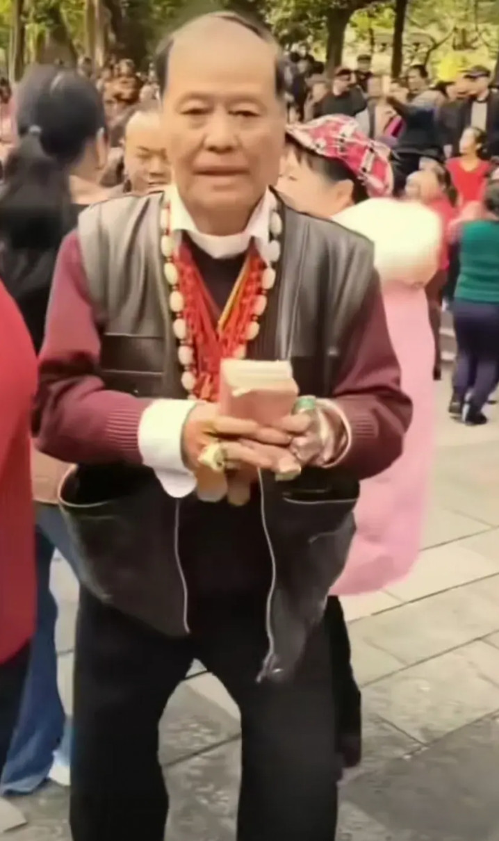 柳州一位有钱而又孤独的老人，在广场里，他到处炫富，却又没有人理他。钱真是万能的吗