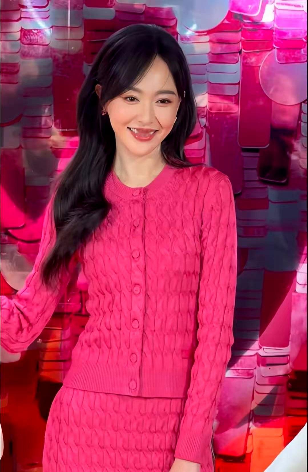 七年了。狗仔队蹲到崩溃。镜头里永远只有罗晋拎着唐嫣的包，唐嫣笑着往他嘴里塞零