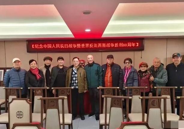 🌙四野后代联谊会有一个不成文的规矩，那就是在每次聚会时，嘉宾们都会默契地按照父