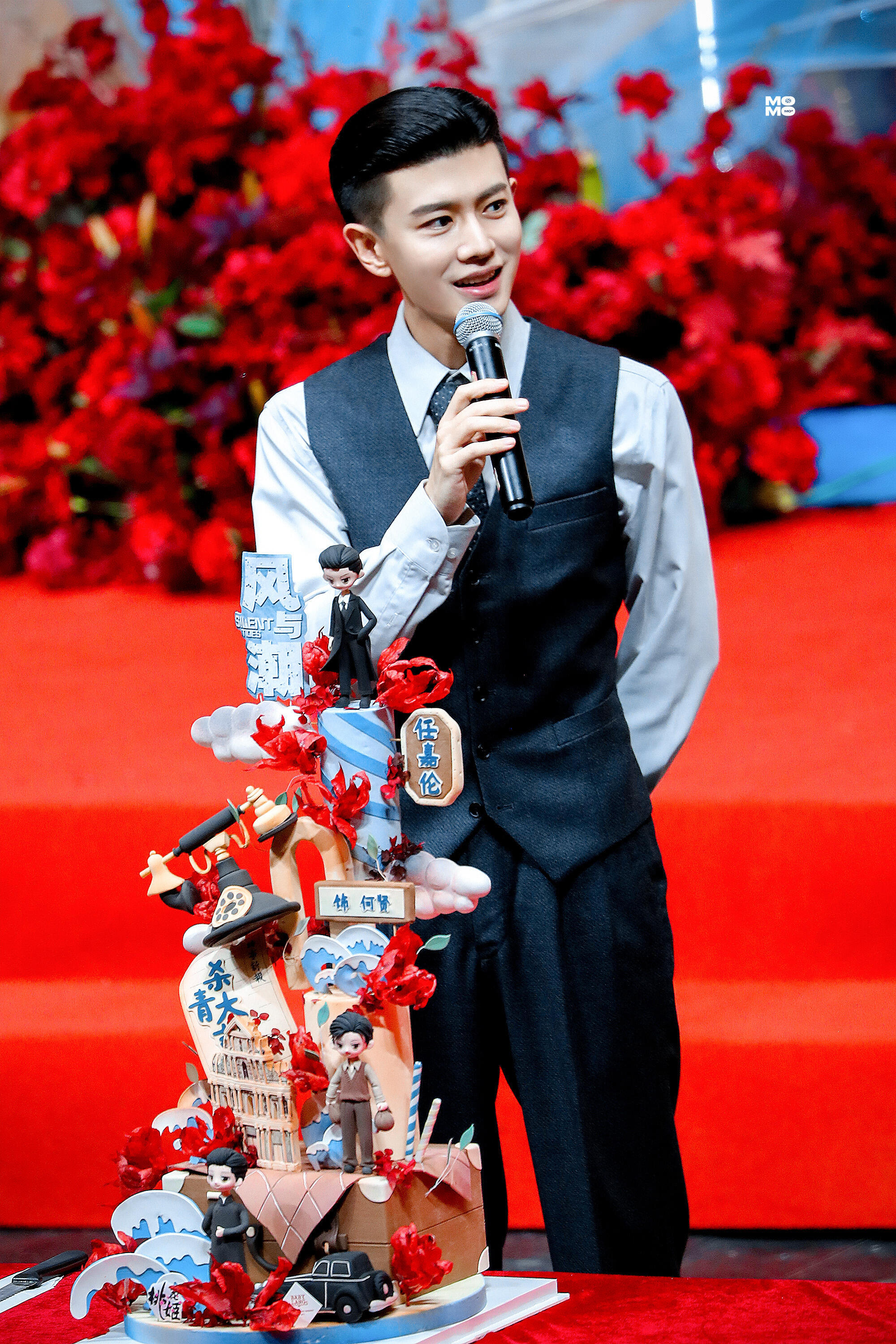 再回顾任嘉伦《风与潮》杀青宴那天这和新郎有什么区别，看粉丝眼神整个人都好温柔，暖