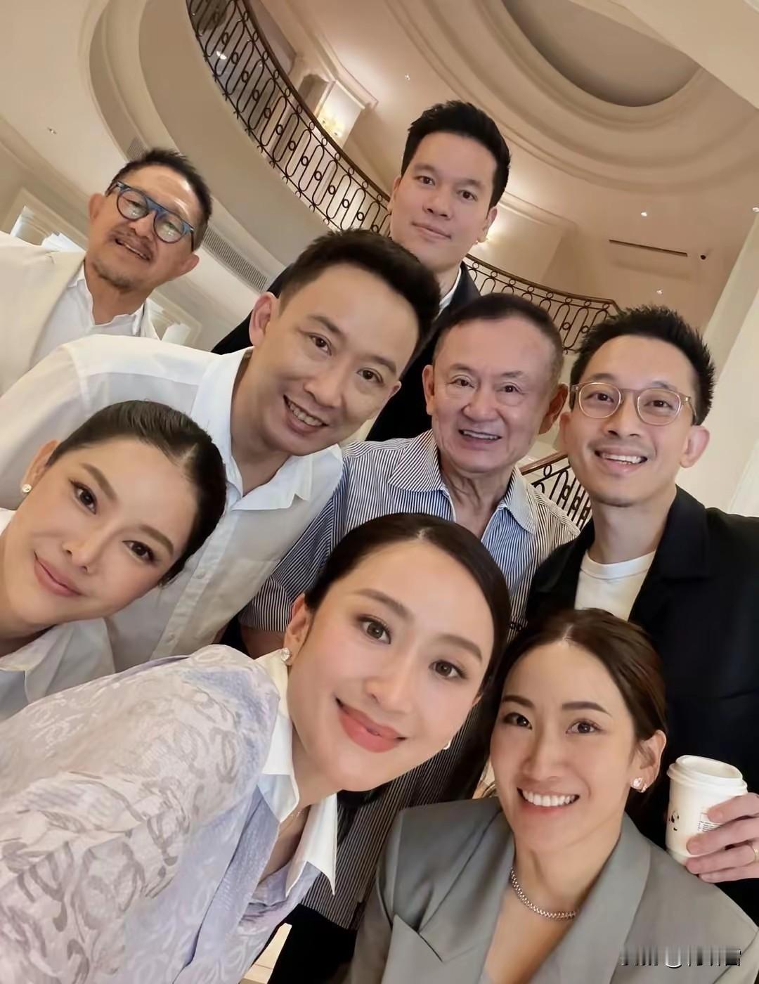 他信出狱原配朴乍曼为何躲幕后很多人疑惑他信出狱，原配朴乍曼怎么不现身？其实