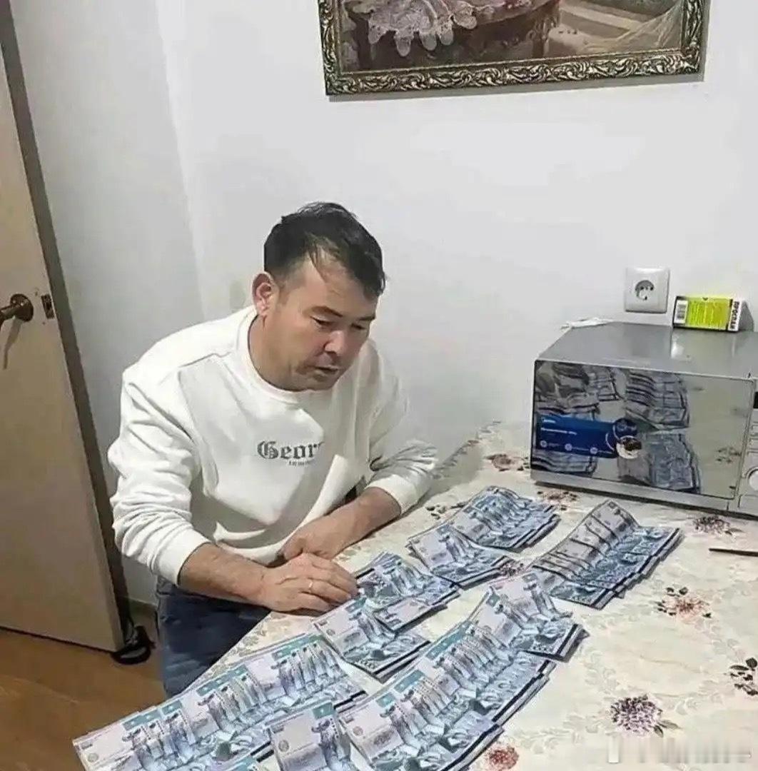 果然有钱人炫富我们都看不出来，这上面放的啥我都不知道