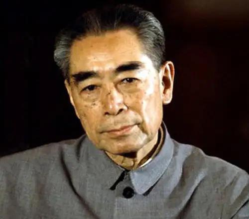 1958年2月，周总理访问朝鲜时，白天和大家谈笑风生，晚上回到住处后，就一个人喝