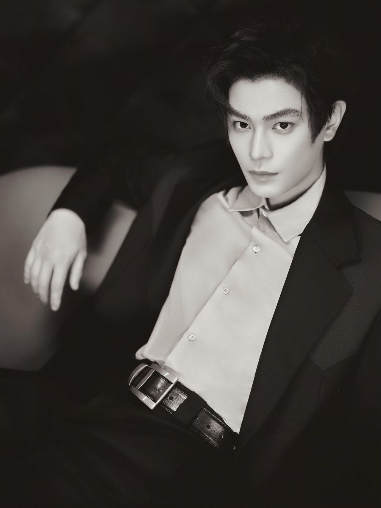 蓝衬衫搭配深色西装，清爽亮相COP30会场，全英文发言从容笃定，为环保发声。正向