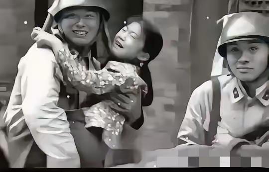 1937年，日军闯入杨家时，一名士兵立即抱住仅6岁的杨明贞，粗暴地解开她的棉袍，