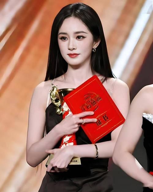 第31届白玉兰奖提名名单公布，杨幂凭借剧集《生万物》入围最佳女主角。这是她继20