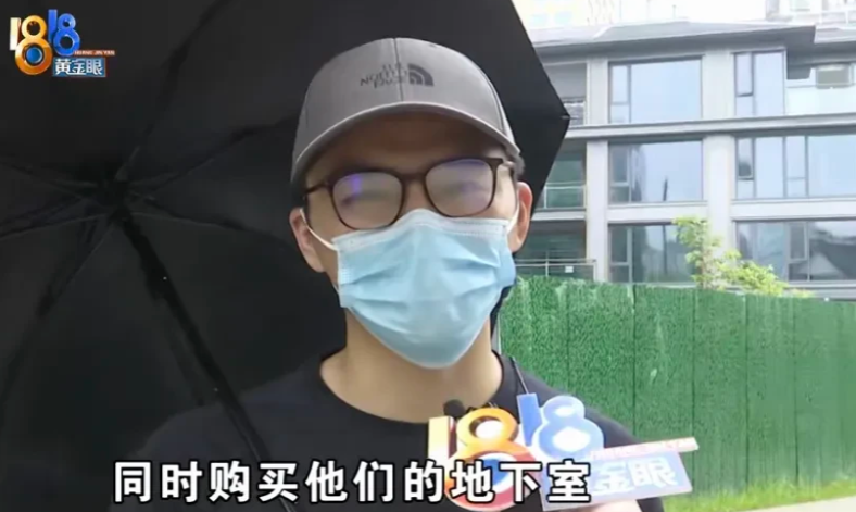 浙江杭州，男子摇中一套1370多万的排屋，付了10万定金，签约时，销售暗示他要买