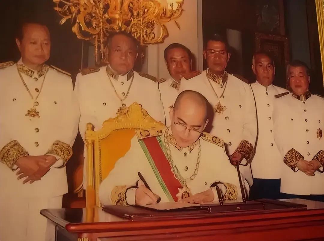 这是西哈莫尼国王登基以来的相片。西哈莫尼国王51岁加冕时，真的像一个漂亮的帅小伙