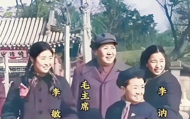 1953年冬，毛主席与两个女儿李敏、李纳在北京的一个溜冰场拍下了这张合影。李敏