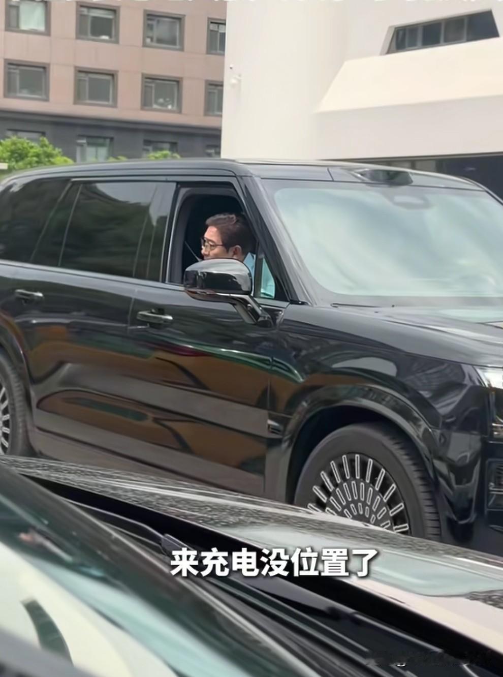 水均益不愧是央视主持人。最近在北京，央视主持人水均益与自己的司机驾车去找充电