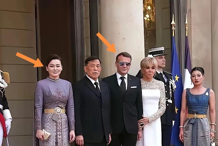 原来马克龙不算太矮！原以为马克龙是个矮子想不到比泰国王高了不少看来泰国国王是矮子无疑了王后也有他高了