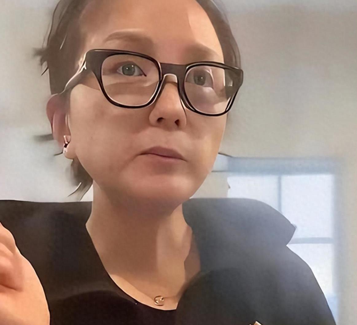 明星“哭穷”，观众还买账吗？3月初，何洁在直播间情绪崩溃，坦言前夫从未支付抚