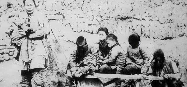 1888年，山东一乞丐讨饭28年，终于攒下230亩田、3800吊钱，接着盖了一座