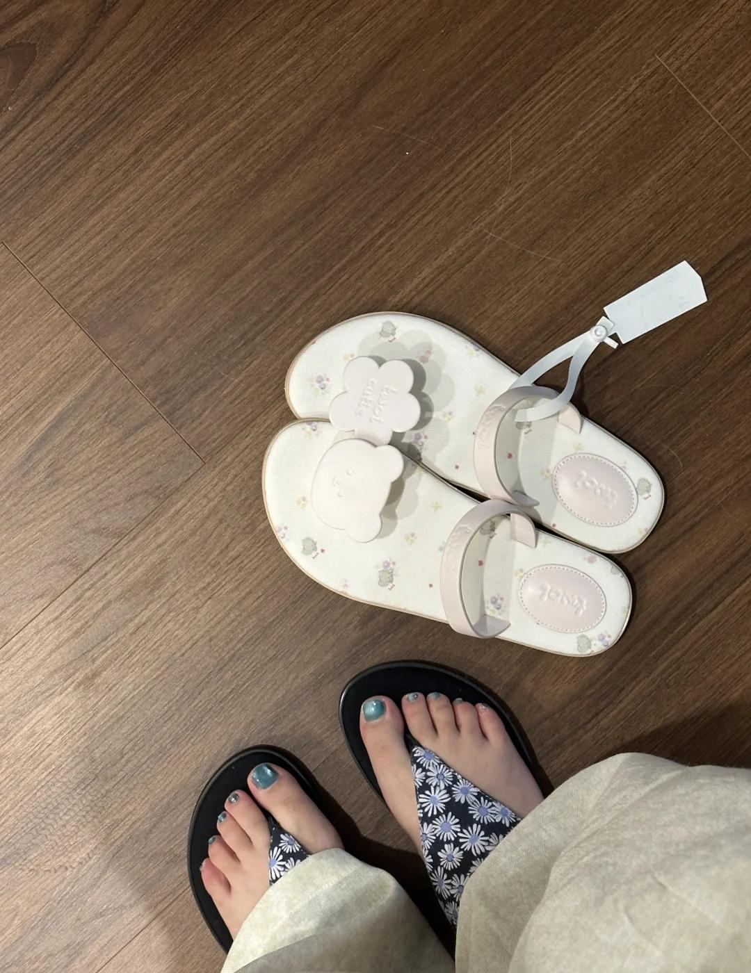 怎么会有这么硬的鞋这个凉鞋太硬了跟搬砖一样比拖鞋更硬貌美是很貌美了但走不了