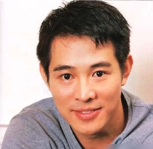 60岁甄子丹再拿1亿美金打遍好莱坞，61岁李连杰却在家拍短视频教“放下”？同样