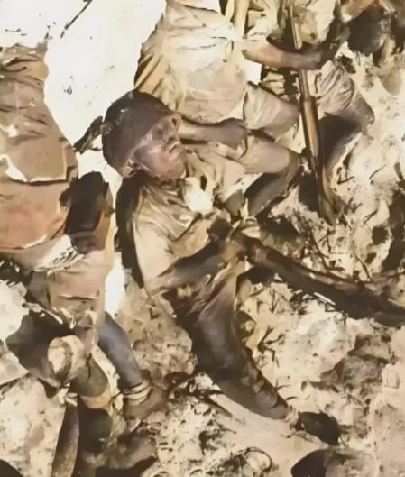 1945年，硫磺岛战役中，一名日本士兵躲藏在岩洞里不断地向美军打冷枪，美军只闻其