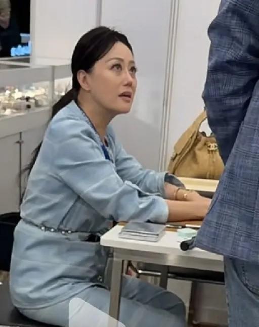 章小蕙现身香港珠宝展，当天她穿得很松弛，一身蓝色系套装，低马尾、妆很淡，63岁的