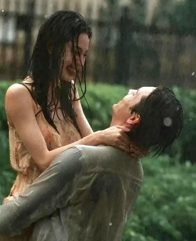 怪不得明星的离婚率这么高！陈伟霆和钟楚曦直接在滂沱大雨中上演了湿身热吻的戏码。