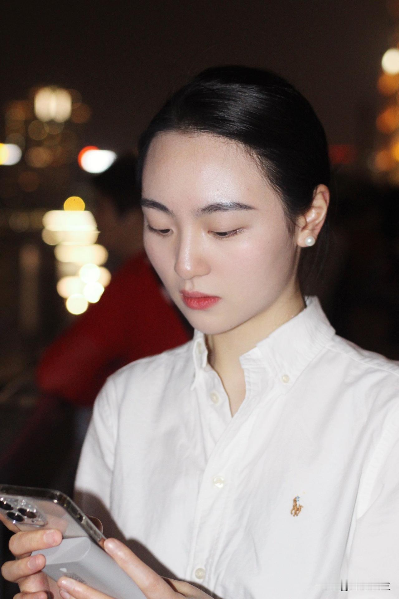 今晚的三里屯有变化了哦包裹了好几天的香奈儿终于露脸了