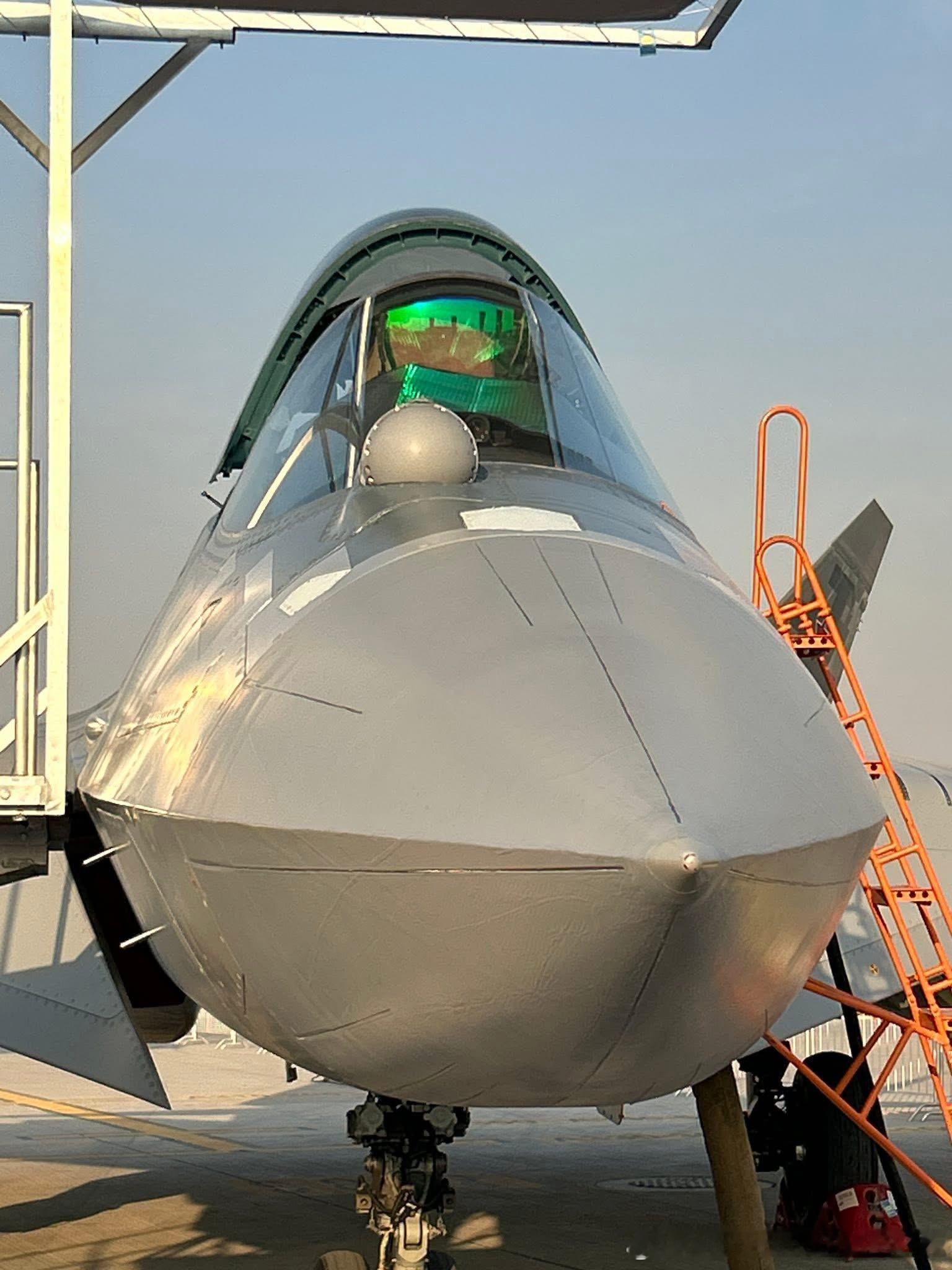 迪拜航展上苏-57绿油油的新HUD