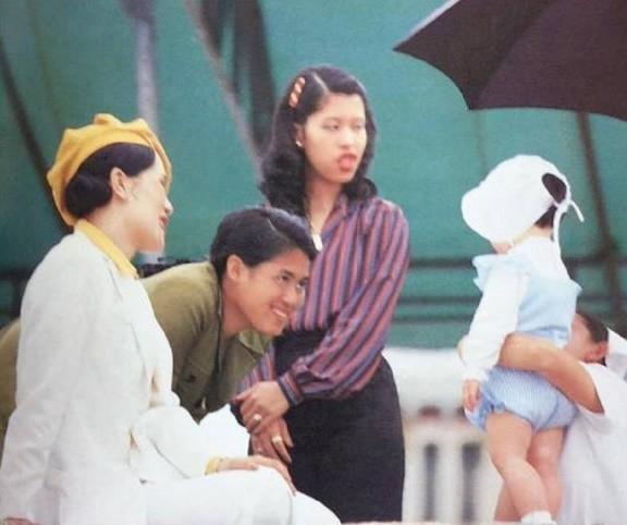 诗琳通公主逗娃是认真的，一副亲切有爱心的模样。从小就会照顾妹妹的她其实很有母性，