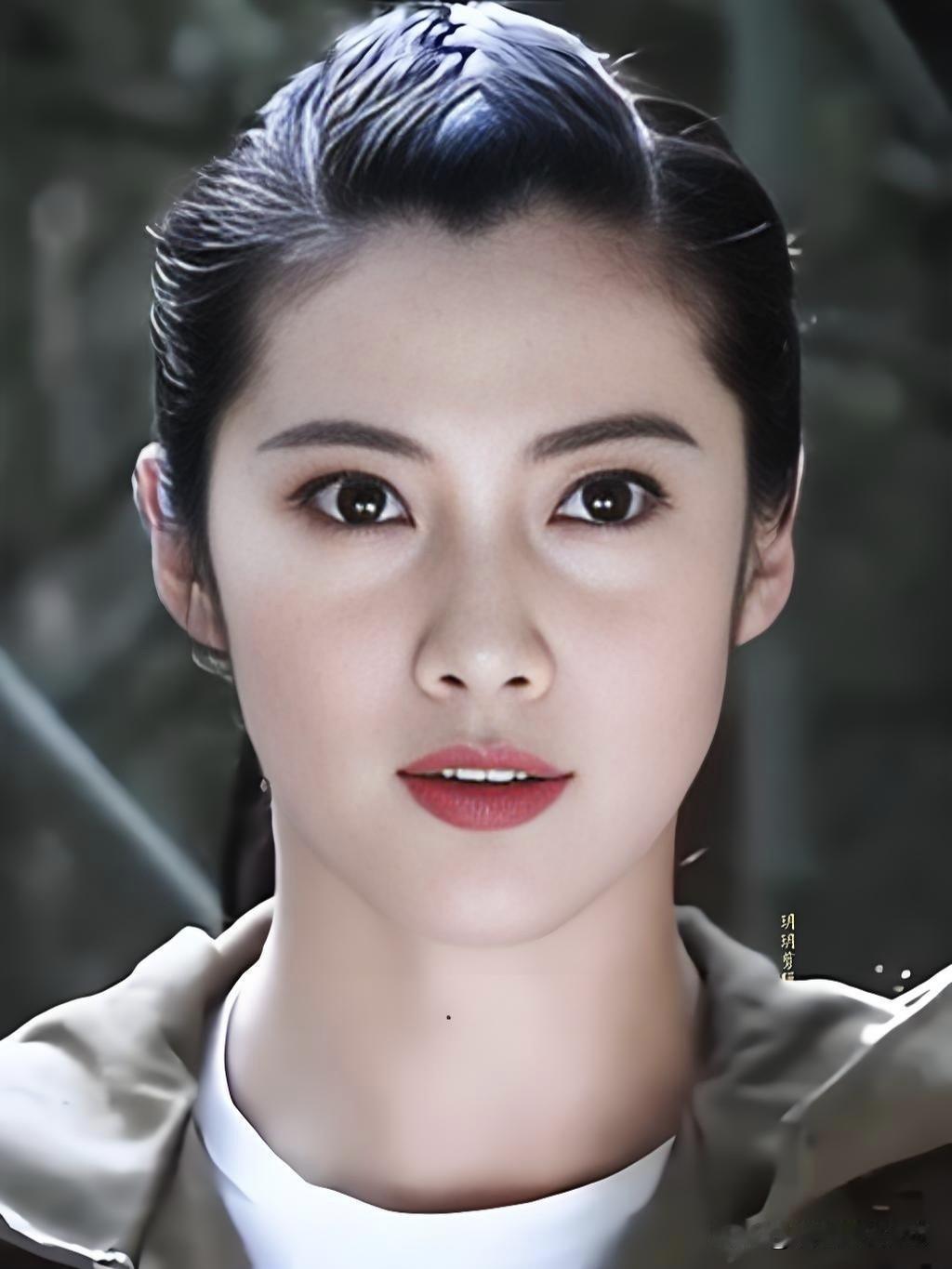 王珂，上戏科班出身，曾以“女版于震”红极一时。如今她褪去星光，回归故乡做主持人，