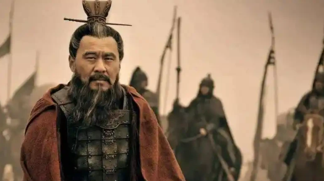 公元215年，曹操设宴款待张鲁，封其为万户侯。曹丕劝说：“张鲁不过一个投降的丧家