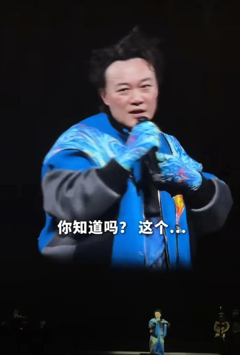 哈哈哈，陈奕迅这是等钱用吗？不知道这妆造是谁替他整的，感觉好搞笑啊！当天的他穿