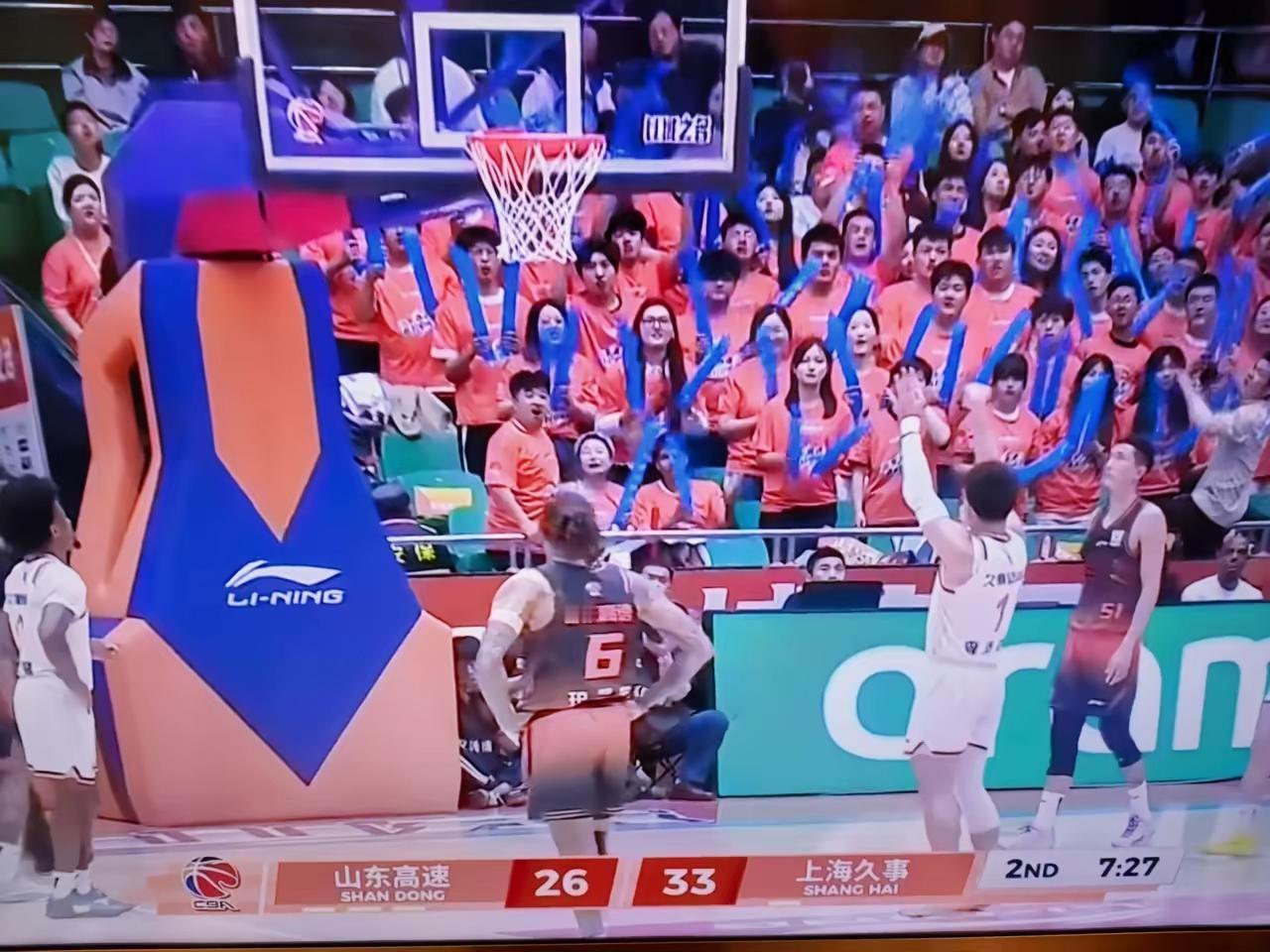 CBA赛场惊现比基尼👙看了山东高速主场对阵上海大鲨鱼，偶然发现篮球支架保护垫