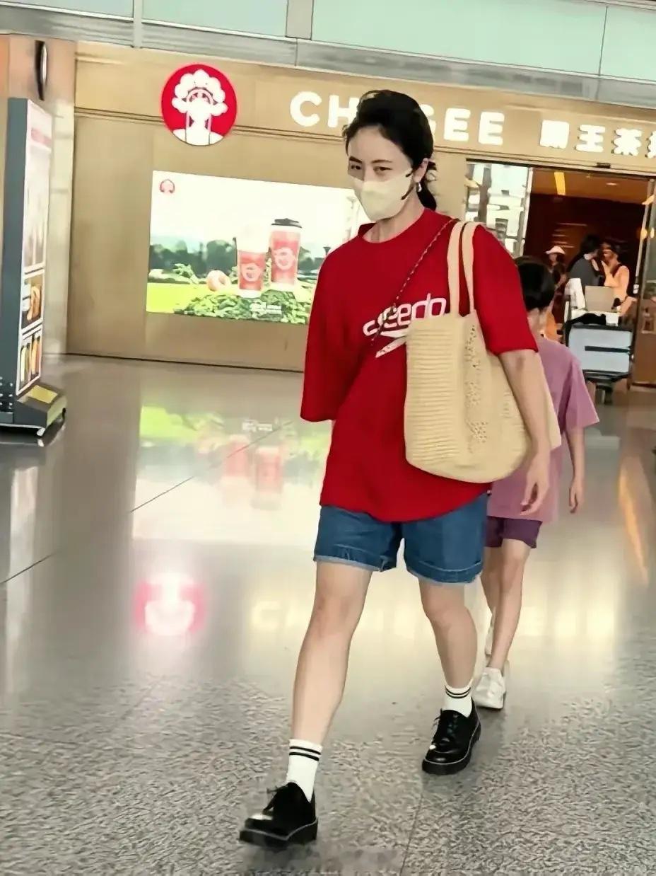 49岁孙莉和仨孩现身机场，街头风打扮减龄显青春，和俩女儿似姐妹！