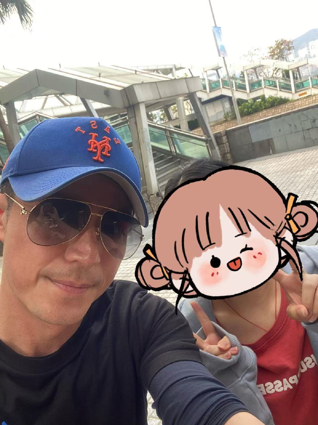 香港街头偶遇霍建华偶遇霍建华还合照了3月17日晚，网友分享在香港街头转角偶遇霍